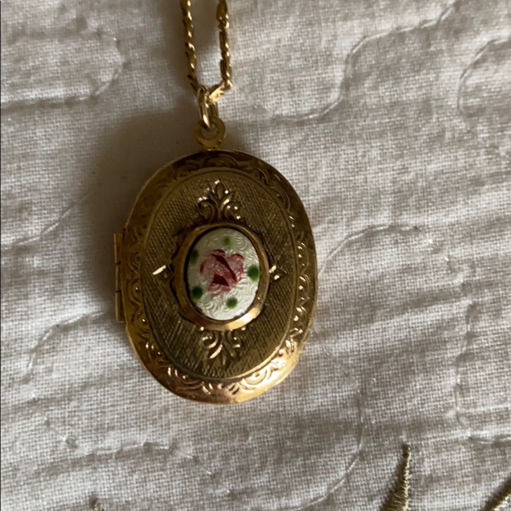Vintage locket necklace🌸🌺💜 - Picture 2 of 7